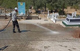 Bayram öncesi mezarlıklarda hummalı çalışma