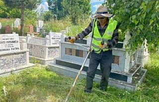 Belediyeden bayram öncesi mezarlık temizliği