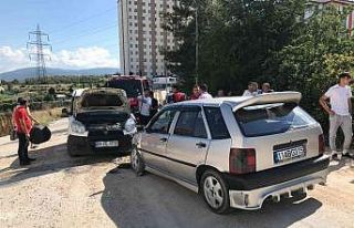 Bilecik’te 2 araç kafa kafa çarpıştı, 3 kişi...