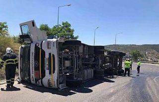 Bilecik’te kimyasal madde yüklü tır devrildi