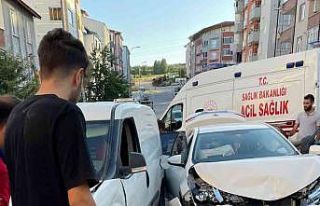 Bilecik’te otomobille kamyonet çarpıştı, 3 kişi...