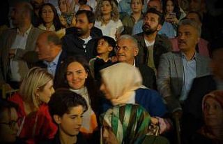 Binali Yıldırım, konserde seyirciyle türkü söyledi