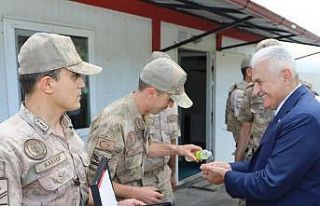 Binali Yıldırım Mehmetçikle bayramlaştı
