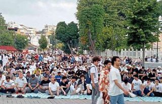 Binlerce kişi Kurban Bayramı namazı için Ayasofya’yı...