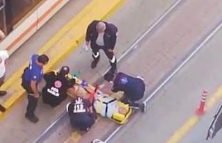 Bisikletten düşen adam tramvaya çarparak yaralandı