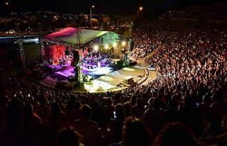 Bodrum’da Candan Erçetin’e sevgi seli