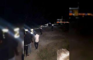 Boğulma tehlikesi geçiren çocuğunu kurtarmak isteyen...