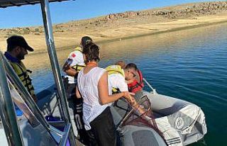 Botları alabora olan şahısları Jandarma Bot Timi...