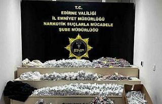 Bulgar plakalı lüks otomobillerde kaçak ürünler...