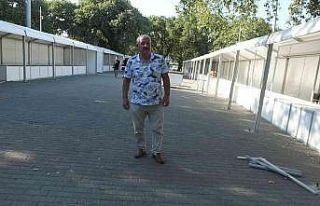 Burhaniye’de kitap fuarı için stantlar kuruldu