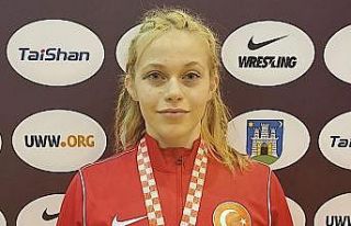 Bursa Büyükşehir Belediyesporlu güreşçi Yağmur...