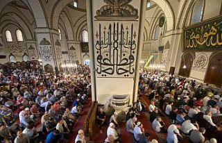 Bursalılar bayram namazı için camileri doldurdu