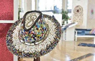 Cam, fayans kırıkları, mozaik, boncuk ve çekilmemiş...