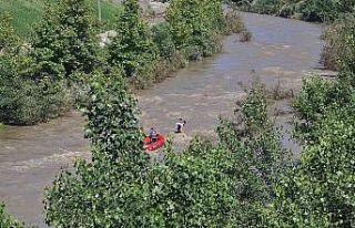 Çaya girip akıntıya kapılan 2 Afgan çocuk botla...