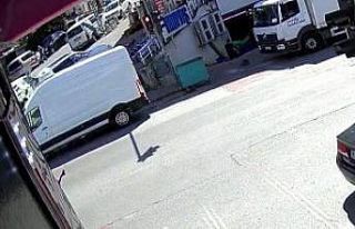 Çekmeköy’de virajı dönen otomobil dükkan önündeki...