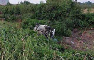 Cenazeye yolunda otomobil şarampole yuvarlandı:...