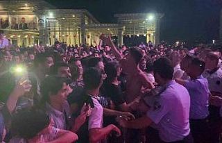 Ceza konserinde yumruklar havada uçuştu
