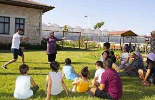 Çilek tarlasından tiyatro sahnesine