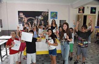 Çocuklar yaz bilim kampında hem öğreniyor hem...