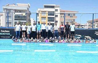 Çocuklar yüzmeyi Karesi Millet Bahçesi’nde öğreniyor