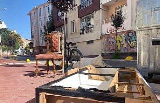 Çöp kenarına atılan eşyalar isyan ettirdi