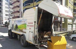 Çöp konteynırları yıkanarak dezenfekte ediliyor