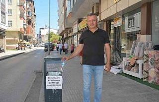 Çöp kovasına öyle bir yazı yazdı ki, mahalleli...