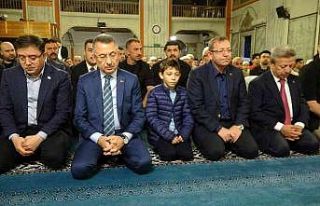 Cumhurbaşkanı Yardımcısı Oktay, bayram namazını...