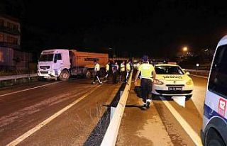 D-100’de hafriyat kamyonu bariyerlere çarptı,...