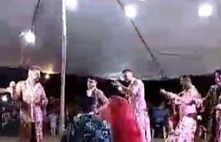 Damadın arkadaşları kına gecesinde bindallıyla...