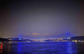 Denizcilik ve Kabotaj Bayramı için köprüler mavi...