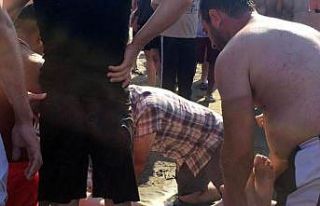 Denizde boğulma tehlikesi geçiren genç hastanelik...