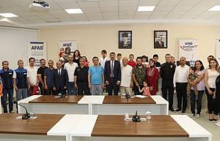 Deprem Anı Tatbikatı’nda hediyeler verildi