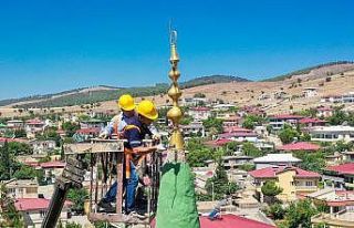 Depremde zarar gören Tevekkeli Camii minaresi onarıldı