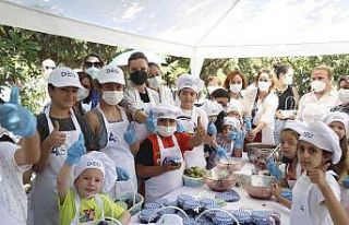 DEÜ’de tedavi gören çocuklar meyve bahçesinde...