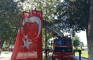 Dev Türk Bayrağı asılı kaldığı ağaçtan indirildi