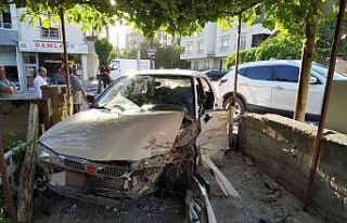 Develi’de otomobil evin bahçesine girdi: 4 Yaralı