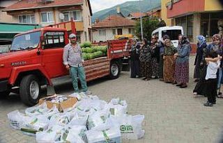 Devrekli muhtar köylü vatandaşlarına karpuz ve...