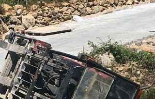 Devrilen forkliftin altında kalan operatör hayatını...