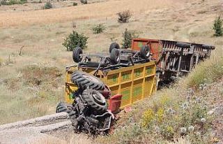 Devrilen traktör altında kalan sürücü ağır...