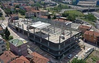 Dilovası katlı otoparkta çatı montajı yapılıyor