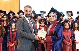 Diplomalarını alarak mezun oldular