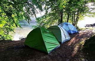 Dipsizgöl Göleti kamp severlerin uğrak noktası...