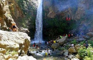 Doğa tutkunlarının yeni gözdesi “Karaçay Şelalesi”