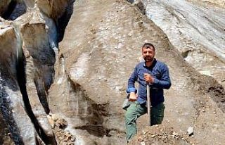 Doğaseverler 20 bin yıllık buzulları gezdi