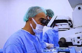 Doktor meslektaşlarını gözlükten kurtardı