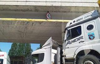 Dorsesinde kamyon yüklü tır alt geçitte mahsur...