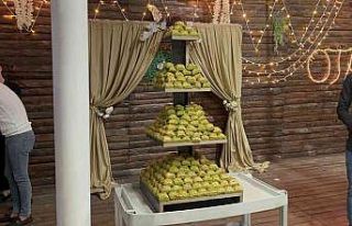 Düğünde pasta yerine baklava kestiler