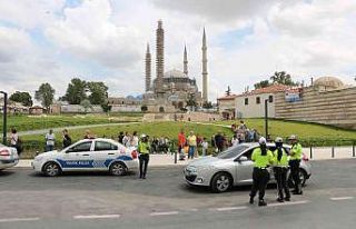 Edirne’de trafik polisleri sürücülerle bayramlaştı