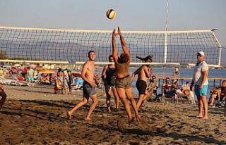 Edremit sahilleri plaj voleybolu ile renklendi